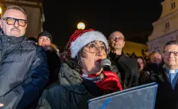 na zdjęciu ozdobione miasto i osoby podczas rozświetlenia