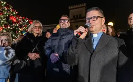 na zdjęciu ozdobione miasto i osoby podczas rozświetlenia