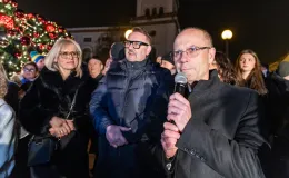 na zdjęciu ozdobione miasto i osoby podczas rozświetlenia