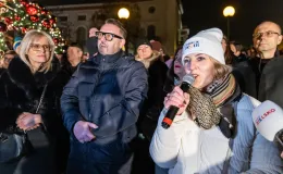 na zdjęciu ozdobione miasto i osoby podczas rozświetlenia