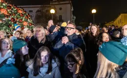 na zdjęciu ozdobione miasto i osoby podczas rozświetlenia