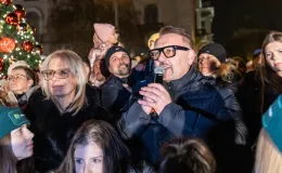 na zdjęciu ozdobione miasto i osoby podczas rozświetlenia