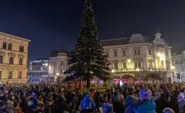 na zdjęciu ozdobione miasto i osoby podczas rozświetlenia
