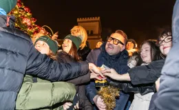 na zdjęciu ozdobione miasto i osoby podczas rozświetlenia