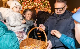 na zdjęciu ozdobione miasto i osoby podczas rozświetlenia