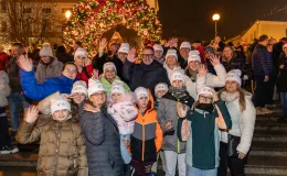 na zdjęciu ozdobione miasto i osoby podczas rozświetlenia