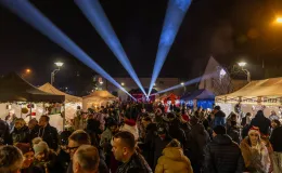 na zdjęciu ozdobione miasto i osoby podczas rozświetlenia