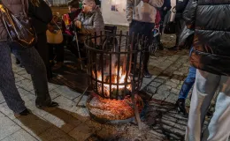 na zdjęciu ozdobione miasto i osoby podczas rozświetlenia