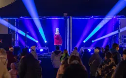 na zdjęciu ozdobione miasto i osoby podczas rozświetlenia