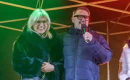 na zdjęciu ozdobione miasto i osoby podczas rozświetlenia