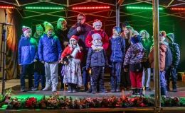 na zdjęciu ozdobione miasto i osoby podczas rozświetlenia