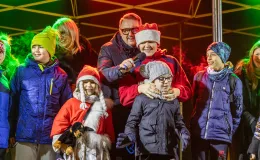 na zdjęciu ozdobione miasto i osoby podczas rozświetlenia