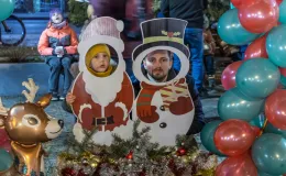 na zdjęciu ozdobione miasto i osoby podczas rozświetlenia