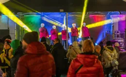 na zdjęciu ozdobione miasto i osoby podczas rozświetlenia