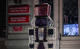 na zdjęciu ozdobione miasto i osoby podczas rozświetlenia