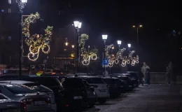 na zdjęciu ozdobione miasto i osoby podczas rozświetlenia