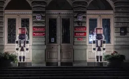 na zdjęciu ozdobione miasto i osoby podczas rozświetlenia