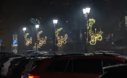 na zdjęciu ozdobione miasto i osoby podczas rozświetlenia