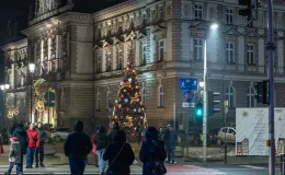 na zdjęciu ozdobione miasto i osoby podczas rozświetlenia