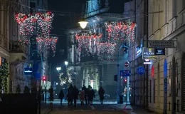 na zdjęciu ozdobione miasto i osoby podczas rozświetlenia