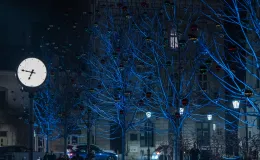 na zdjęciu ozdobione miasto i osoby podczas rozświetlenia