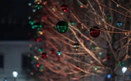 na zdjęciu ozdobione miasto i osoby podczas rozświetlenia