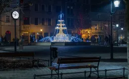 na zdjęciu ozdobione miasto i osoby podczas rozświetlenia