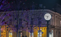 na zdjęciu ozdobione miasto i osoby podczas rozświetlenia