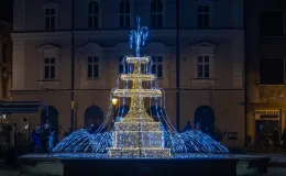 na zdjęciu ozdobione miasto i osoby podczas rozświetlenia