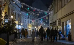 na zdjęciu ozdobione miasto i osoby podczas rozświetlenia