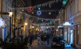 na zdjęciu ozdobione miasto i osoby podczas rozświetlenia