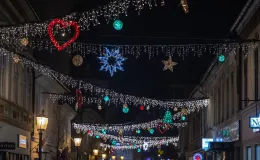 na zdjęciu ozdobione miasto i osoby podczas rozświetlenia