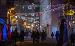 na zdjęciu ozdobione miasto i osoby podczas rozświetlenia