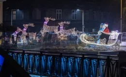 na zdjęciu ozdobione miasto i osoby podczas rozświetlenia