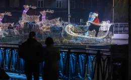 na zdjęciu ozdobione miasto i osoby podczas rozświetlenia