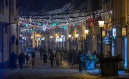 na zdjęciu ozdobione miasto i osoby podczas rozświetlenia