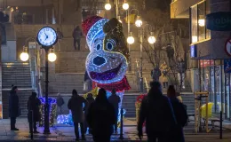 na zdjęciu ozdobione miasto i osoby podczas rozświetlenia