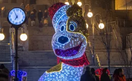 na zdjęciu ozdobione miasto i osoby podczas rozświetlenia