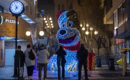 na zdjęciu ozdobione miasto i osoby podczas rozświetlenia