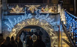 na zdjęciu ozdobione miasto i osoby podczas rozświetlenia