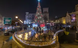 na zdjęciu ozdobione miasto i osoby podczas rozświetlenia