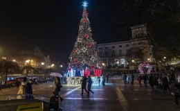 na zdjęciu ozdobione miasto i osoby podczas rozświetlenia