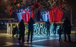 na zdjęciu ozdobione miasto i osoby podczas rozświetlenia