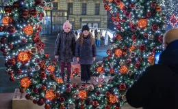 na zdjęciu ozdobione miasto i osoby podczas rozświetlenia