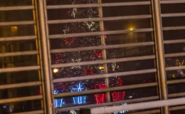 na zdjęciu ozdobione miasto i osoby podczas rozświetlenia