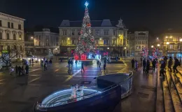 na zdjęciu ozdobione miasto i osoby podczas rozświetlenia