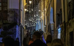 na zdjęciu ozdobione miasto i osoby podczas rozświetlenia