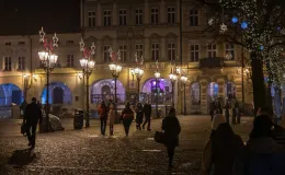 na zdjęciu ozdobione miasto i osoby podczas rozświetlenia