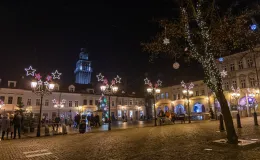 na zdjęciu ozdobione miasto i osoby podczas rozświetlenia