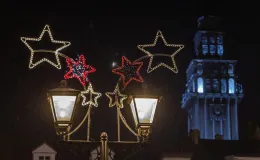 na zdjęciu ozdobione miasto i osoby podczas rozświetlenia